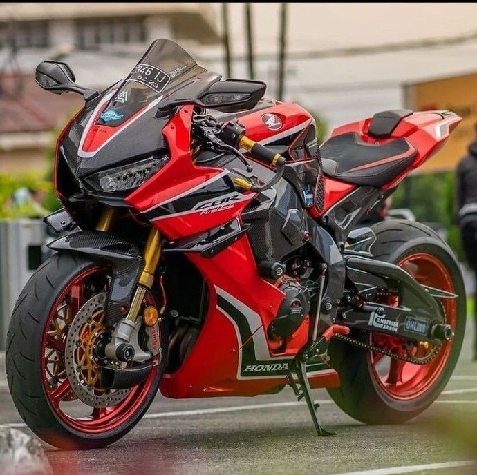 Arabalı birisi mi daha karizmatik gözüküyor motor lu birisi mi?