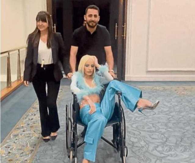 Ödül törenine tekerlekli sandalye ile giden Gülşene dava açıldı! Sizce kızmakta haklılar mı?
