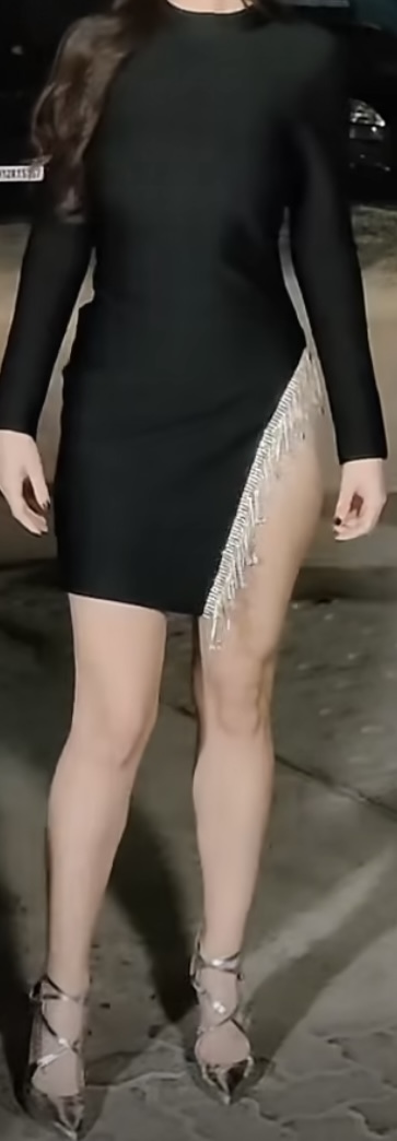 Sizce de fazla iddialı bir elbise değil mi?