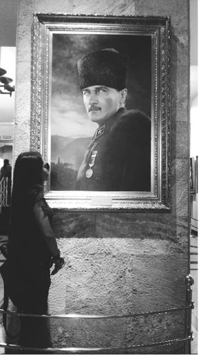 Bir Atatürk gelsin bizi kurtarsın diye beklemek aptallık mıdır?
