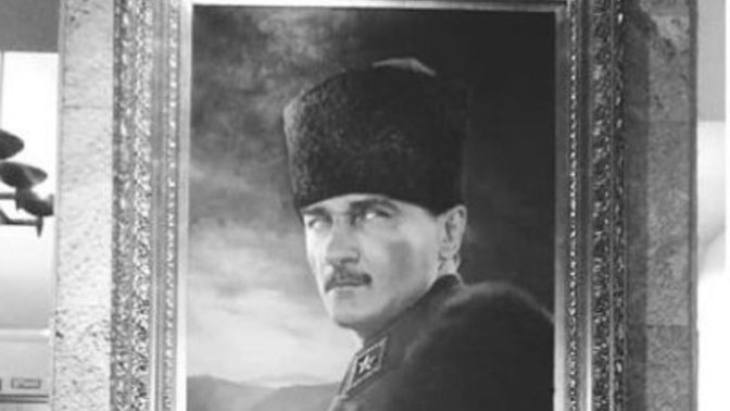 Bir Atatürk gelsin bizi kurtarsın diye beklemek aptallık mıdır?