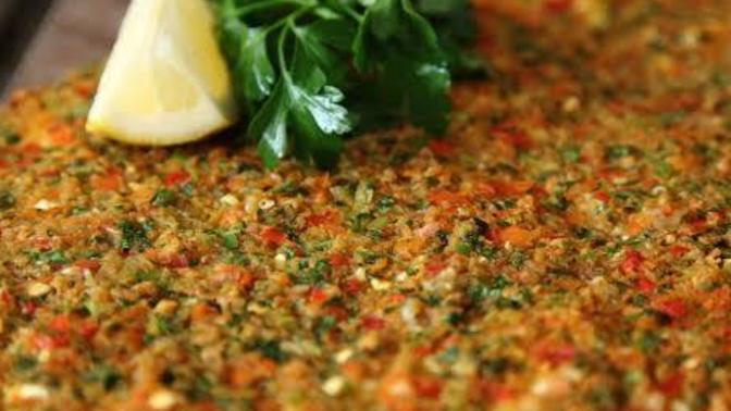 Lahmacun sever misiniz? Lahmacun nasıl olmalı ve yanına ne yersiniz?