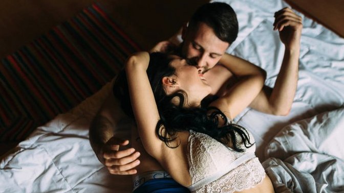 İnsan seviştiği kişiye mi aşık olur yoksa aşık olduğu kişi ile mi sevişir?