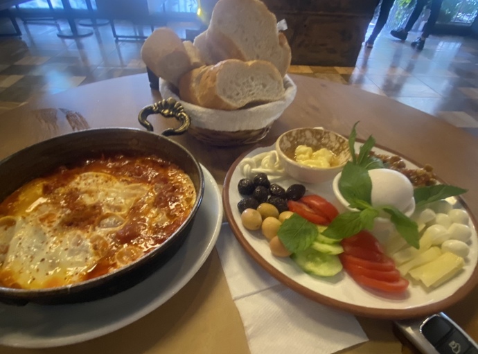 Pazar günü bu saatte kahvaltı yapan var mı?