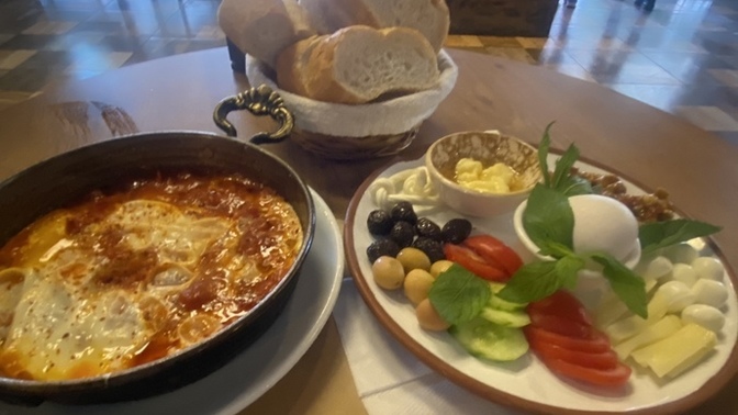 Pazar günü bu saatte kahvaltı yapan var mı?