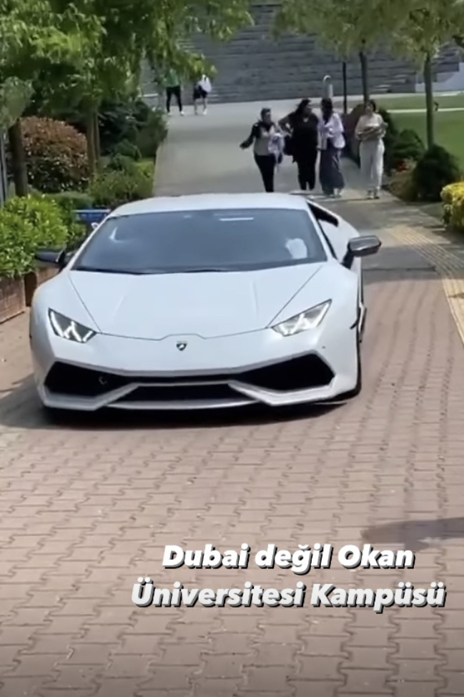 KizlarSoruyorda neden kimsenin arabası yok?