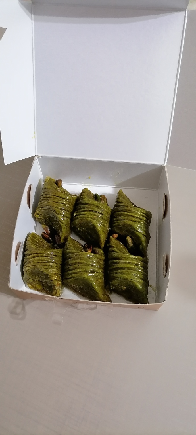 6 tane baklava 100 lira komik mi?