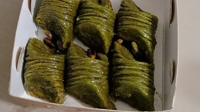 6 tane baklava 100 lira komik mi?