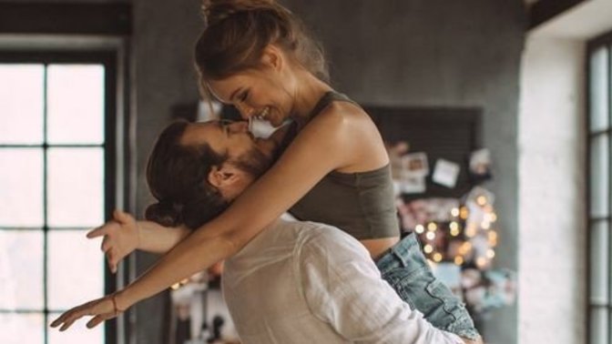 Gece gündüz cilveleştiğiniz biri var mı?