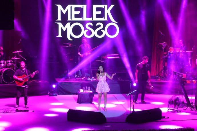 Melek Mosso bugün Kuruçeşmede... Peki kimlerin kalbi orada, onunla?