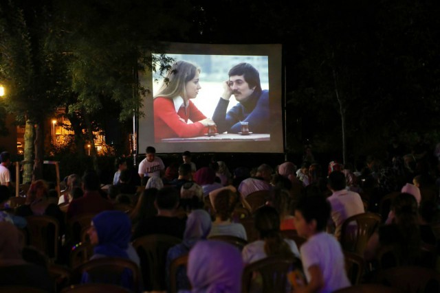Hiç yıldızlar altında açık hava sinemasın da film seyrettiniz mi?