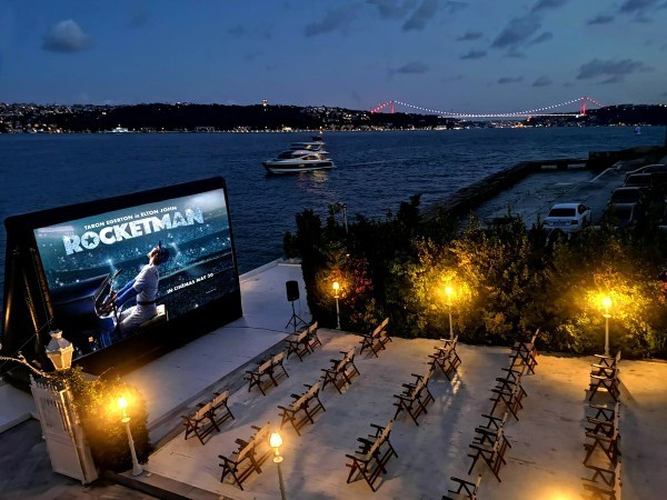 Hiç yıldızlar altında açık hava sinemasın da film seyrettiniz mi?