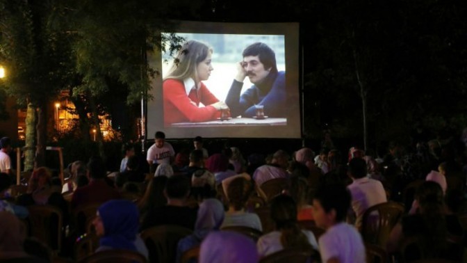 Hiç yıldızlar altında açık hava sinemasın da film seyrettiniz mi?