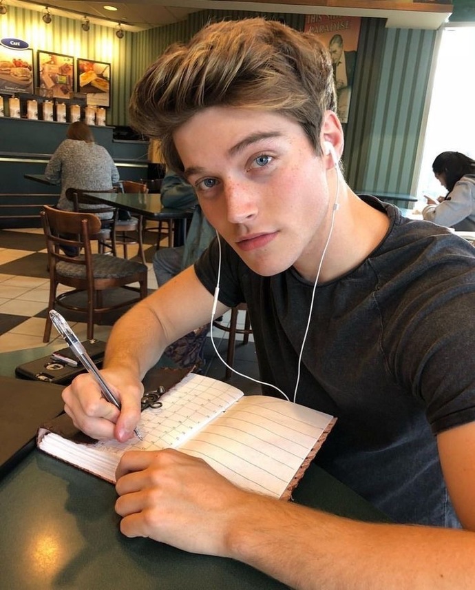 Froy Gutierrez aşırı yakışıklı değil mi yaaaaaa 🥰?