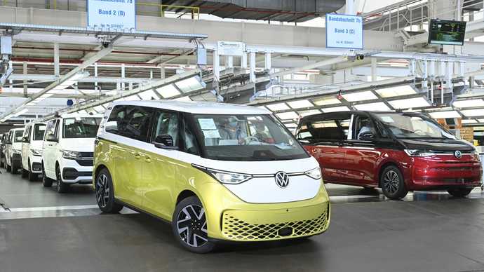 Volkswagen, ID. Buzzın ilk teslimatlarına başlıyor! Aracın tasarımını nasıl buldunuz?