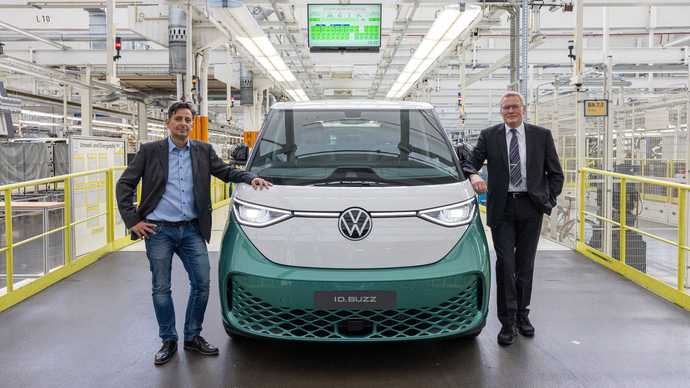 Volkswagen, ID. Buzzın ilk teslimatlarına başlıyor! Aracın tasarımını nasıl buldunuz?