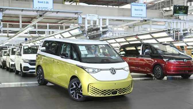 Volkswagen, ID. Buzz'ın ilk teslimatlarına başlıyor! Aracın tasarımını nasıl buldunuz?