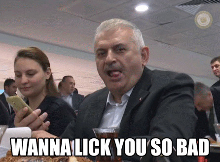 Bir erkek beni her gördüğünde dilini sallıyor. Ne demek istiyor sizce?