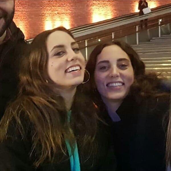 Öykü-Ezgi kardeşler ilk görünce cidden şaşırdım karıştırdım bazen hala karıştırıyorum. 😄