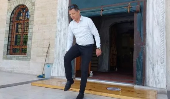 Namaza gidince işten çıkarıldı! Sizce namaz saatinde çalışanlar serbest olmalı mı?