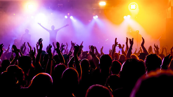 Gittiğiniz konserde sahneye çıkıp kiminle hangi şarkıda düet yapmak isterdiniz?