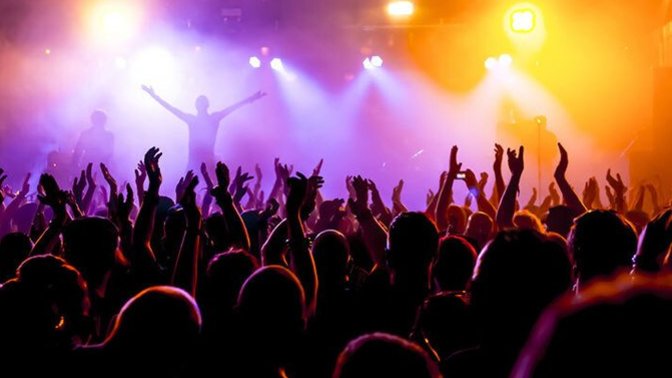 Gittiğiniz konserde sahneye çıkıp kiminle hangi şarkıda düet yapmak isterdiniz? 