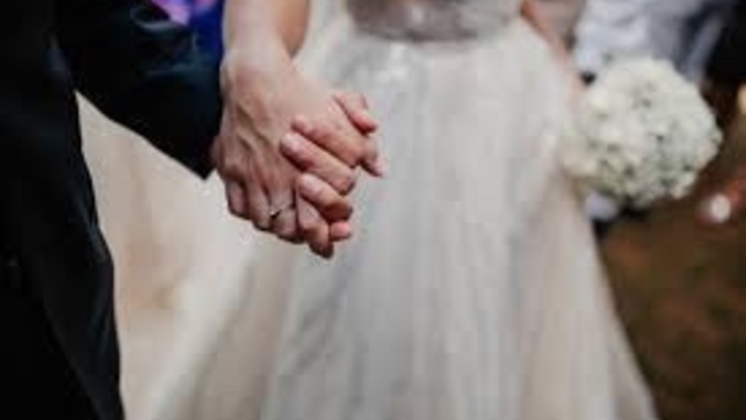 Gelin damat düğün salonuna el ele mi girmeli yoksa kol kola mı 🤔?