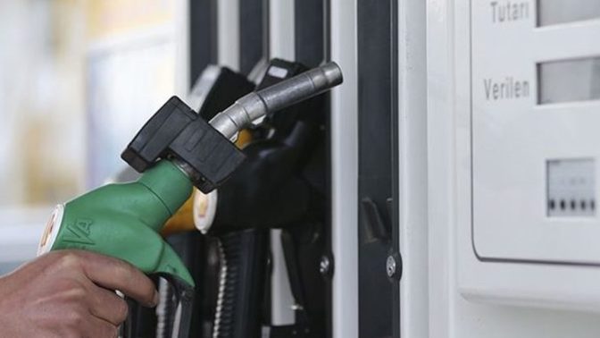 Asgari ücrete yılda 1 sefer yapılan %54 zamma "Tarihi zam" deniyorsa; benzine, motorine 8 ayda yapılan %220 zamma ne deniyor?