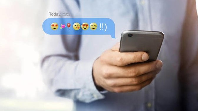 Mesajlaşırken sık sık emoji kullanan erkek ergensi midir?