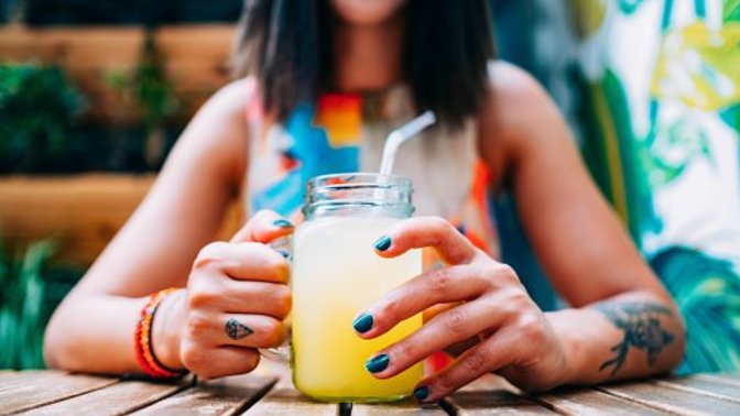 Şu an buz gibi limonata mı isterdin yoksa demli bir çay mı?