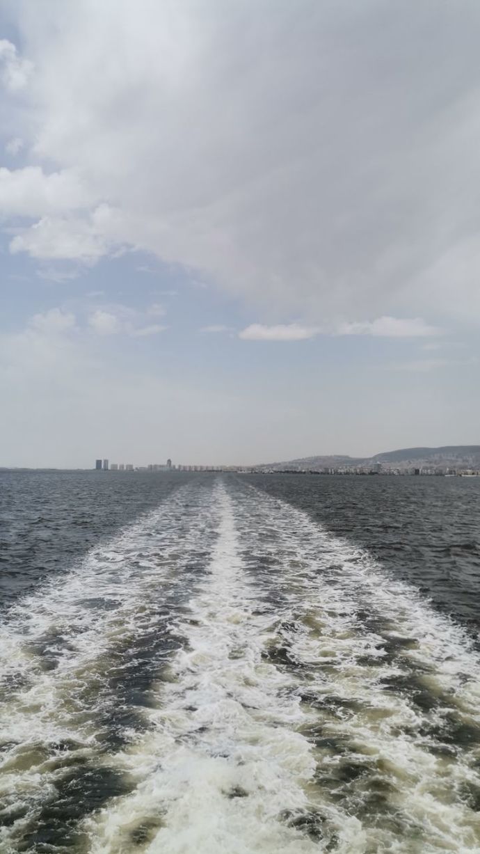 Seyahat ederken otobüste Film mi izlemek istersiniz yoksa müzik dinlemek mi?