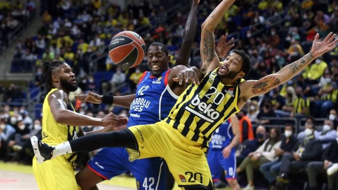 Fenerbahçe Beko, serinin ilk maçında kazanmayı bildi! Sizce hangisi şampiyon olur?