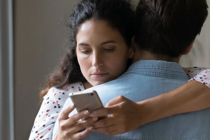 Yeni flörtümün telefonunu nasıl takip edebilirim?