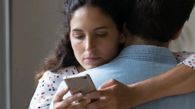Yeni flörtümün telefonunu nasıl takip edebilirim?