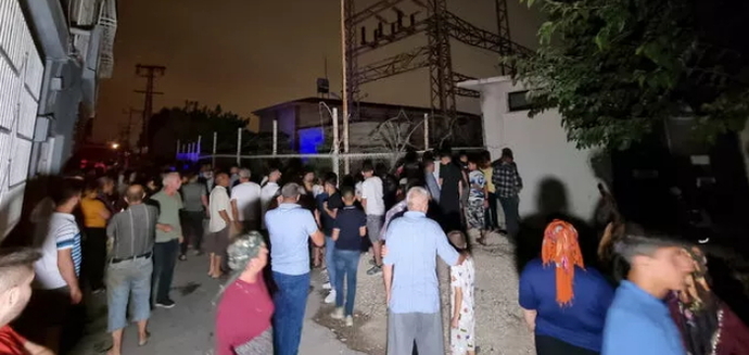 Trafoda akıma kapılan kişiyi görmek için akın ettiler! Sizce insanlar neden böyle oldular?