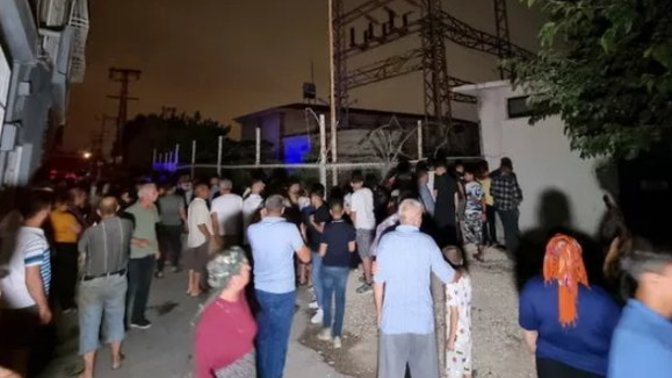 Trafoda akıma kapılan kişiyi görmek için akın ettiler! Sizce insanlar neden böyle oldular?