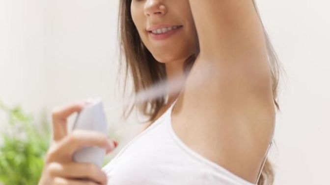 Sprey deodorantları uzaktan mı, yakından mı sıkmak daha etkili olur?