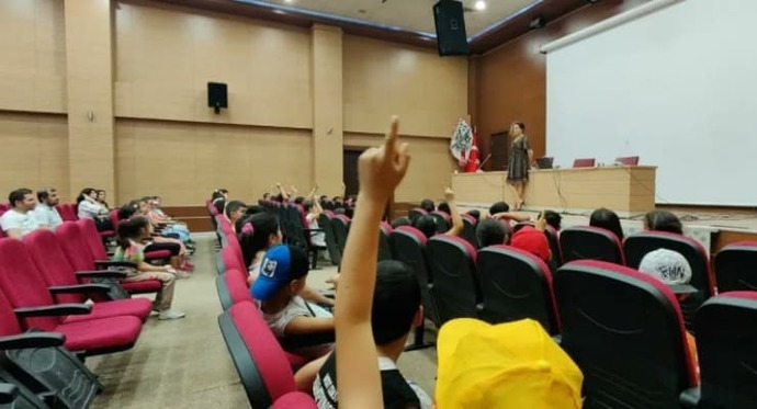 Din görevlilerinden etek giyen avukata: ‘Masanın arkasından anlatın’ dedi. Siz bu konuda ne düşünüyorsunuz?