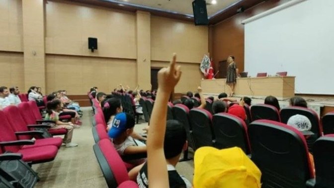 Din görevlilerinden etek giyen avukata: ‘Masanın arkasından anlatın’ dedi. Siz bu konuda ne düşünüyorsunuz?