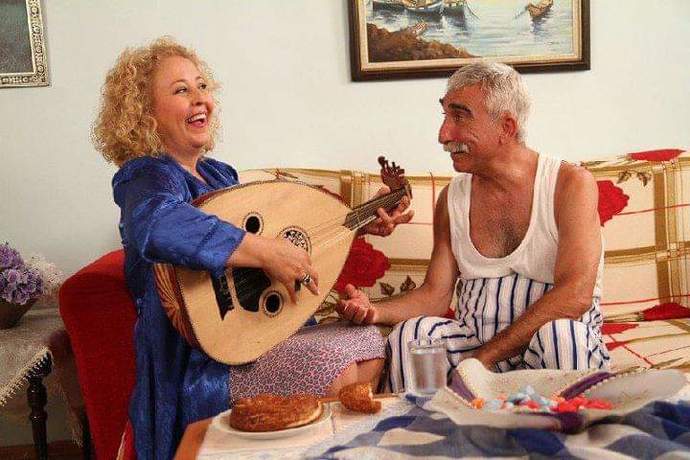 Sayfiye yenge Usman agaya ud çalıyor