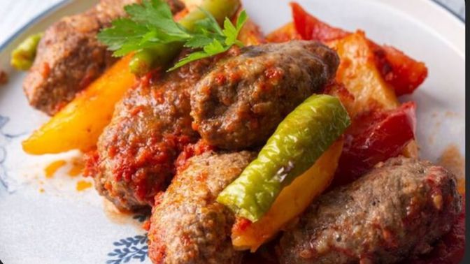 Köfte patatesin yanına pilav mı olmalı, spagetti olmaz mı?