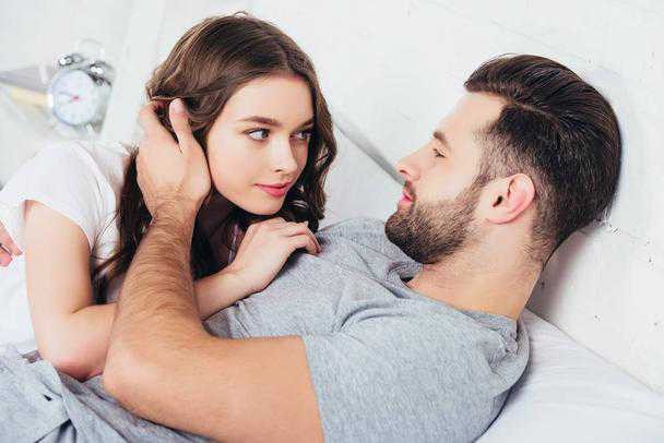 En yakın arkadaşınızın sevdiği insan sizi sevdiğini söylese tepkiniz ne olur?