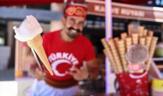 Türk kızları neden Maraş dondurmacısı gibi bir yaklaşıp, bir uzak davranıyor?