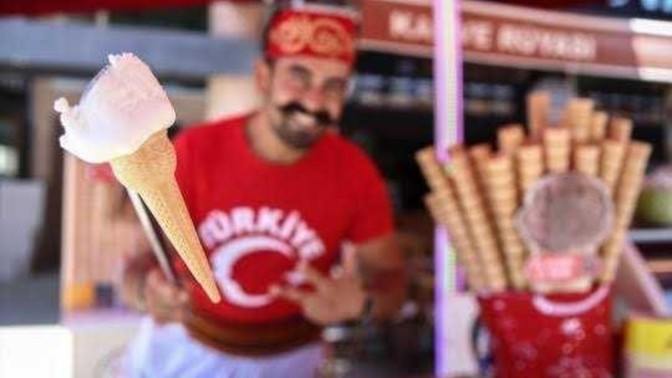 Türk kızları neden Maraş dondurmacısı gibi bir yaklaşıp, bir uzak davranıyor?