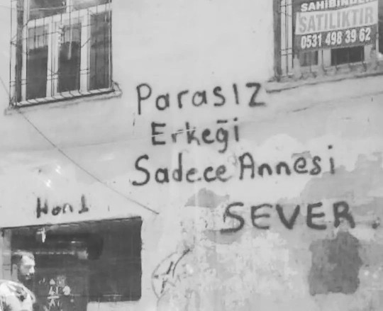 Parasız erkeği sadece annesi mi sever?