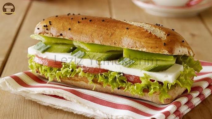 Yanına taze demlenmiş çay ile soğuk bir sandviç