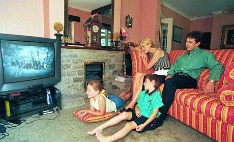 Ailecek oturup dizi izleme günleri eskide mi kaldı, sizin evde hala hep beraber televizyon izleniyor mu?