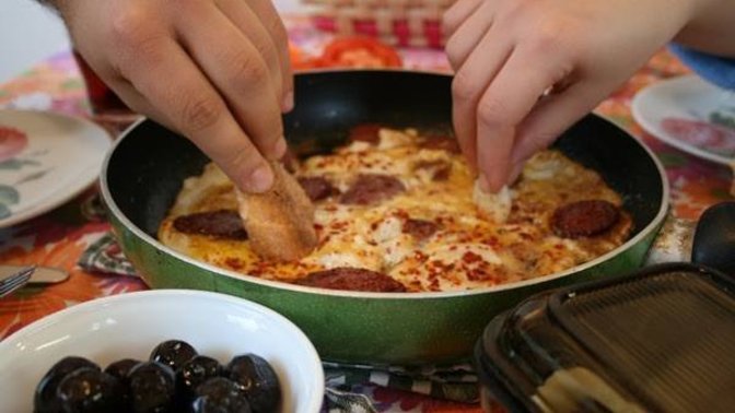 Yemek yerken el ile yemek yer misiniz?