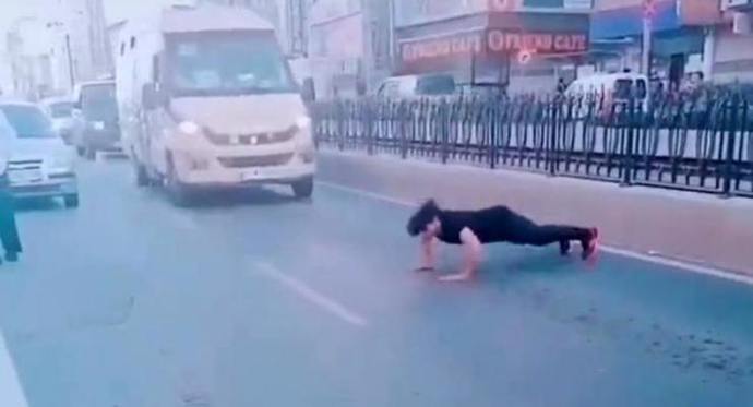 Trafiği durdurup yol ortasında şınav çeken kişi gözaltına alındı. Siz böyle çılgınlıklar yapar mısınız?
