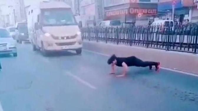 Trafiği durdurup yol ortasında şınav çeken kişi gözaltına alındı. Siz böyle çılgınlıklar yapar mısınız?